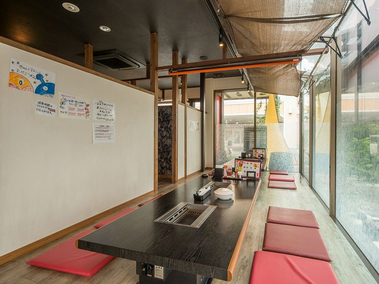 開放感あふれる窓際の席