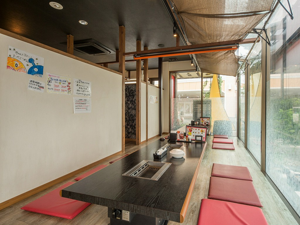 開放感あふれる窓際の席