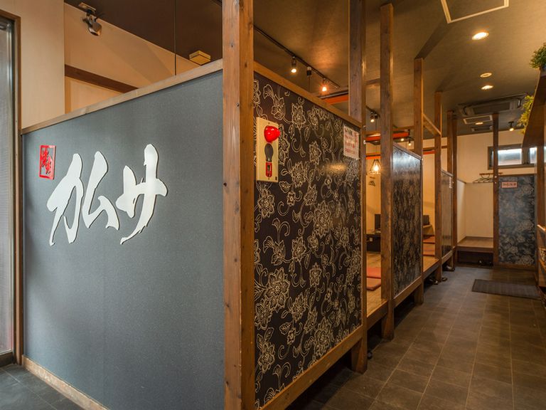 出入口から見えないように工夫された店内