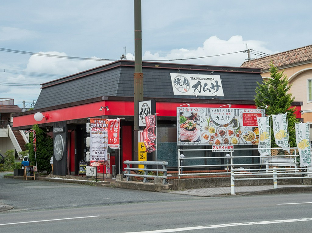 道路沿いから見た、賑やかな外観
