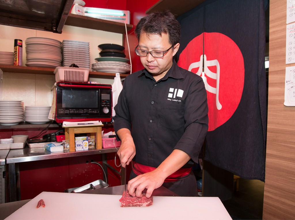 塊肉から、使用するだけの肉を切り分ける