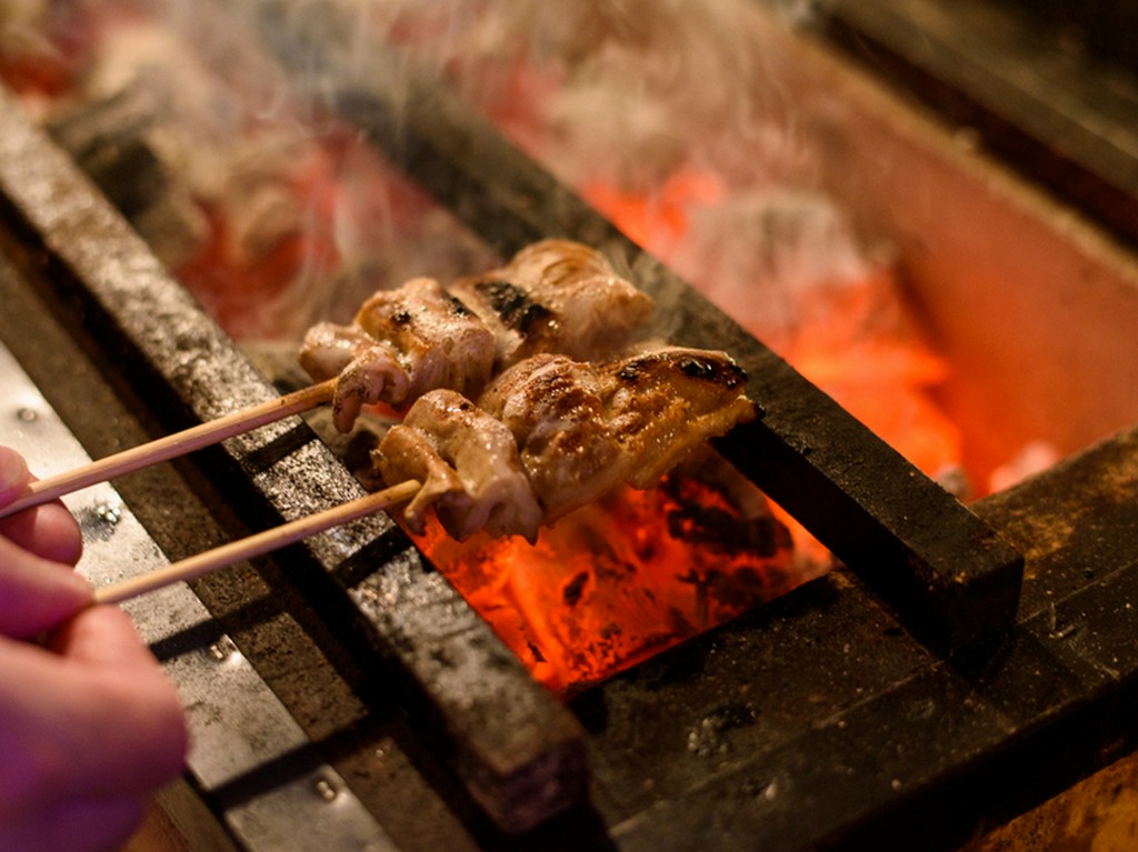 長年の経験と勘が生きる、炭火の当て方