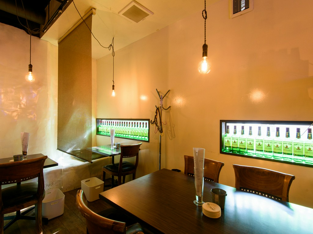 シンプルに飾られた落ち着きのある空間