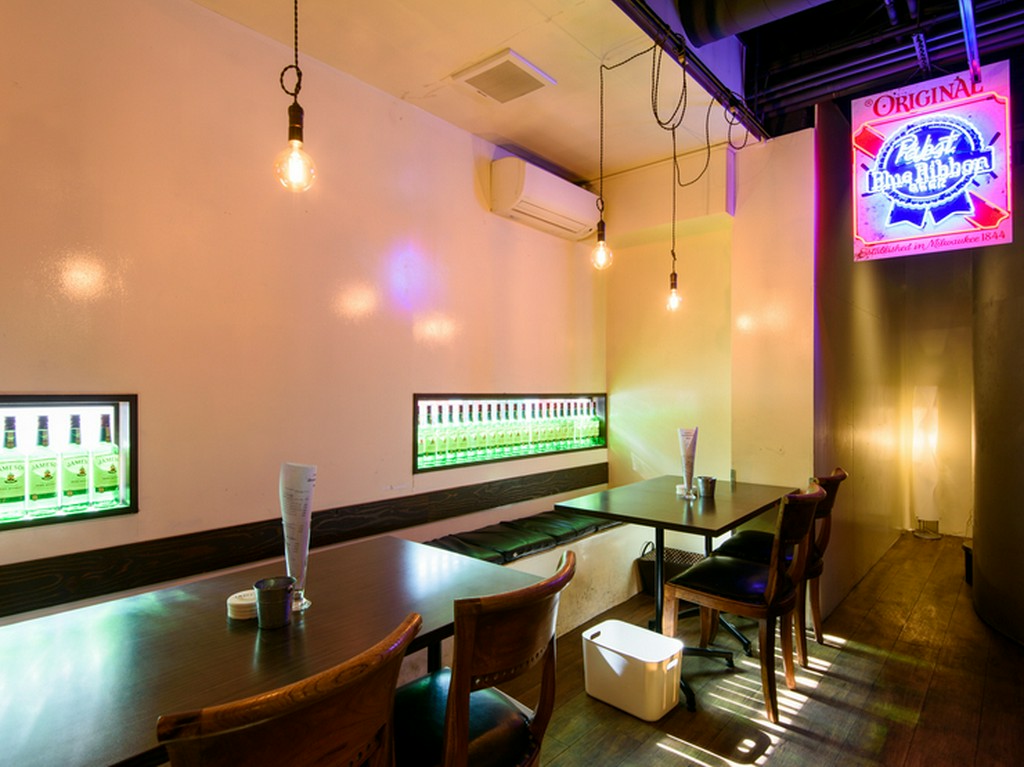 片側ベンチのテーブル席は、座りやすく居心地も抜群