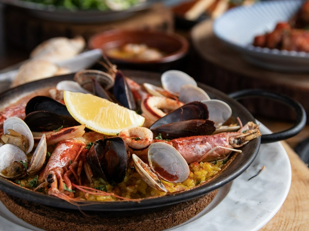 魚介たっぷりのパエリア S/M 1200/2200円(税抜)