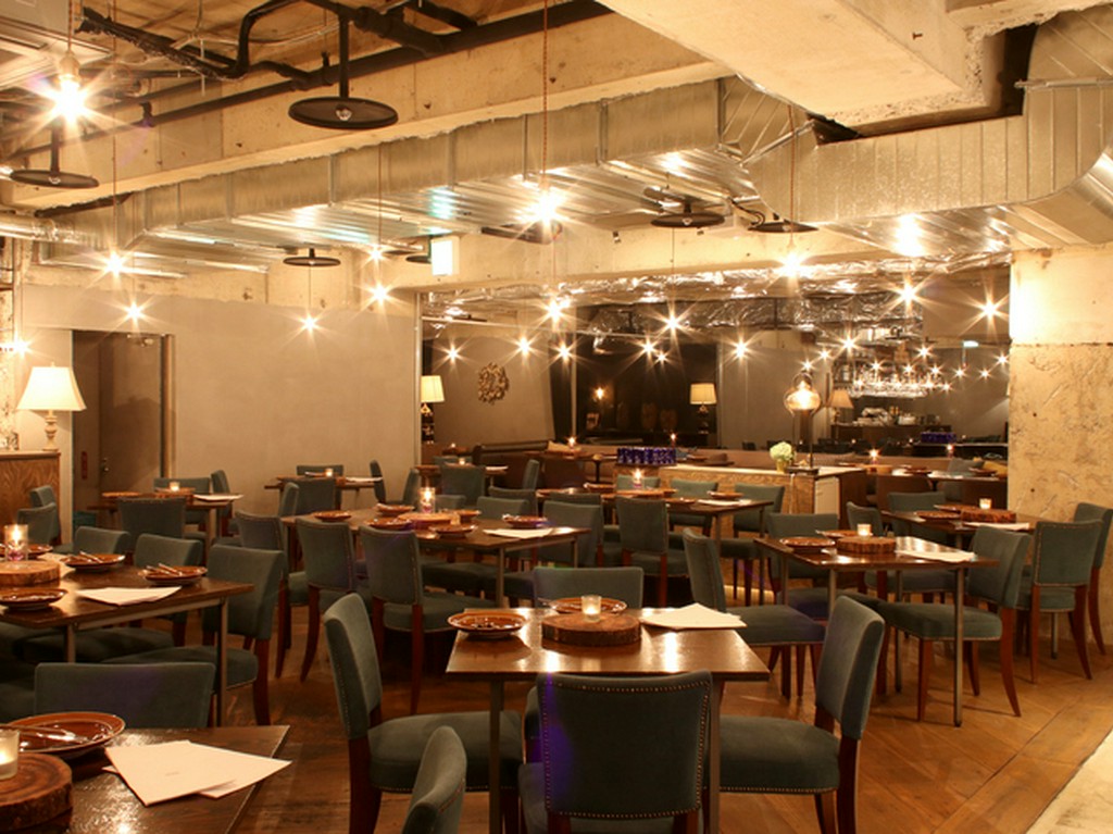 ゆったりと食事が楽しめるテーブル席