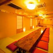 普段使いに最適な個室や、木曽檜のカウンター席がございます。
座敷のお部屋は、宴会に是非ご利用ください。

特別なひととき、優雅なひとときを当店でお過ごしくださいませ。