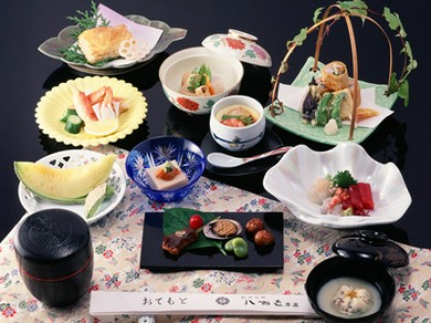 バリエーション豊富な料理を囲んで盛り上がる歓送迎会