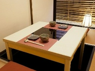 ひと皿提供、従業員は料理提供毎にアルコール消毒