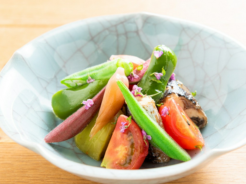 じっくり炊いたサンマは骨までやわらか、酢を効かせてさっぱりとした味に仕上げた『さんまの低温調理』