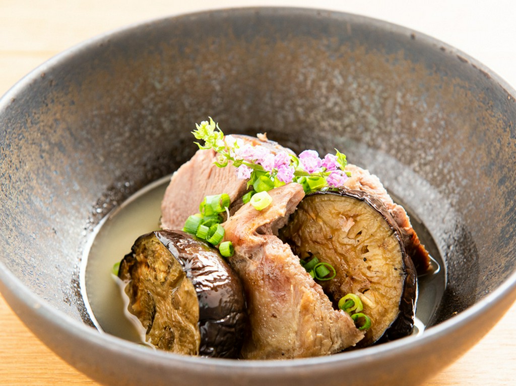 箸で切れるほどやわらかな身と、骨を使ったスープ。あっさりしているのにコクがある『猪のコンフィ』