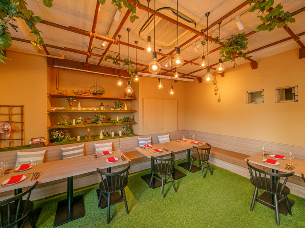 カーテンで仕切られた10～20名で利用ができるテーブル席