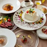 前菜からパスタ、魚メインにお肉メインとフルコース、メッセージ入りアニバーサリーケーキが付いたコース