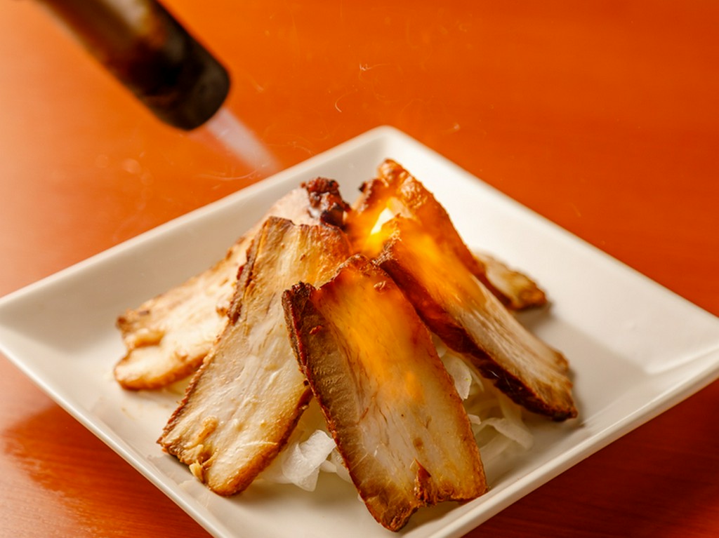 内側までしっかりと染みこんだ旨みと柔らかさが絶品『自家製炙りチャーシュー』