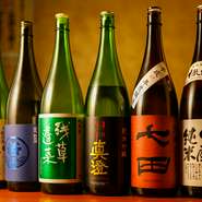 遠方まで足を運ばなくても各地の美酒と出合えます。47都道府県から集められた日本酒・焼酎は、通も納得の品揃えを誇り、お酒を目当てに訪れる人も多いそう。