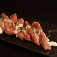 ハラミを濃厚なゴルゴンゾーラのソースで。赤ワインにはコレ！バケットもご用意できます「＋200円」。