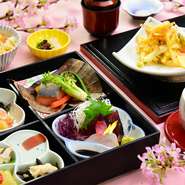 ［旬菜］旬の物色々
［造里］初鰹と旬魚の造里
［焼物］播州産桜鱒の柚庵焼
［煮物］若筍煮
［揚物］筍と白魚のかき揚げ
［蒸し物］筍の茶碗蒸し
［飯物］筍の炊き込みご飯、香の物、赤出汁
［デザート］
