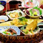 ［旬菜］旬の物
［造里］本日入荷の鮮魚 
［揚物］季節物 
［焼物］旬の鮮魚
［煮物］季節物
［蒸し物］茶碗蒸し
［飯物］季節の炊込みご飯、香の物、赤出汁
［デザート］本日のデザート、コーヒー