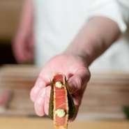 ひと手間加えたおまかせコースは、魚や野菜の旨みを存分に感じられ、最初から最後まで思わず笑みがこぼれる美味しい美食時間を過ごしていただけることでしょう。