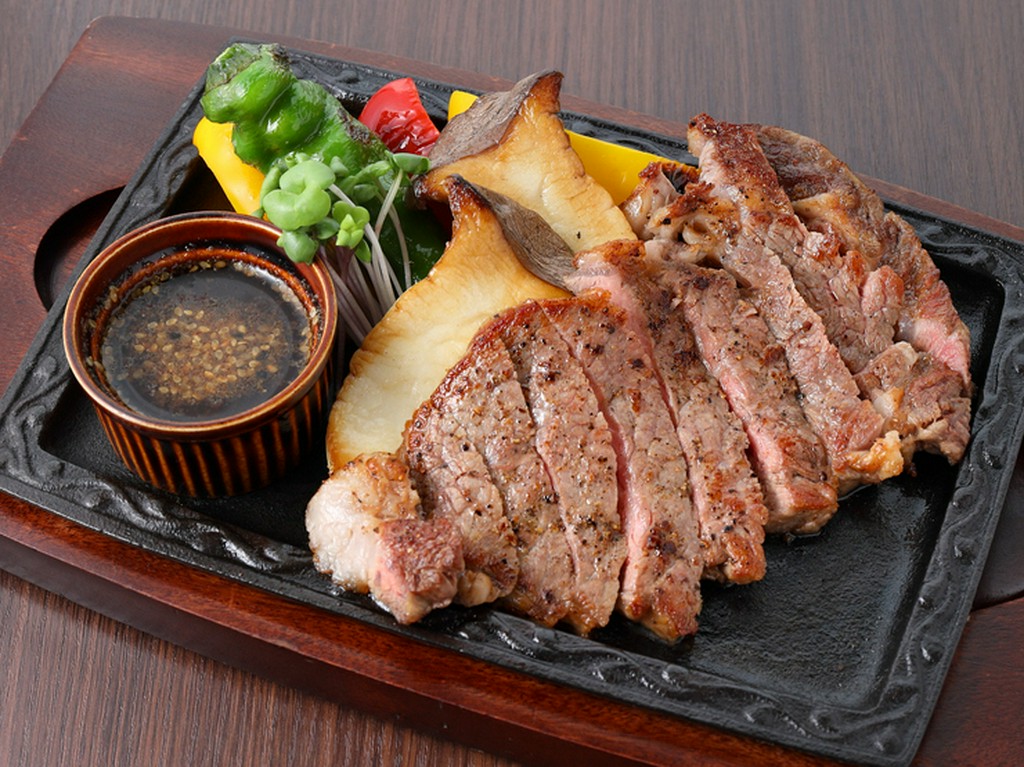 ミディアムレアで焼き上げられ、とても柔らかくてジューシー『阿波牛熟成ステーキ』