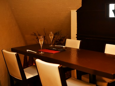 一階。4名様掛けのテーブル席