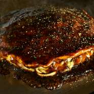 たっぷりのキャベツに、海老、イカ、豚肉、玉子、そばが入り食べ応えがあります。外はカリカリ中はフワフワでボリュームはありますが、女性一人で一枚食べきってしまうおいしさです。