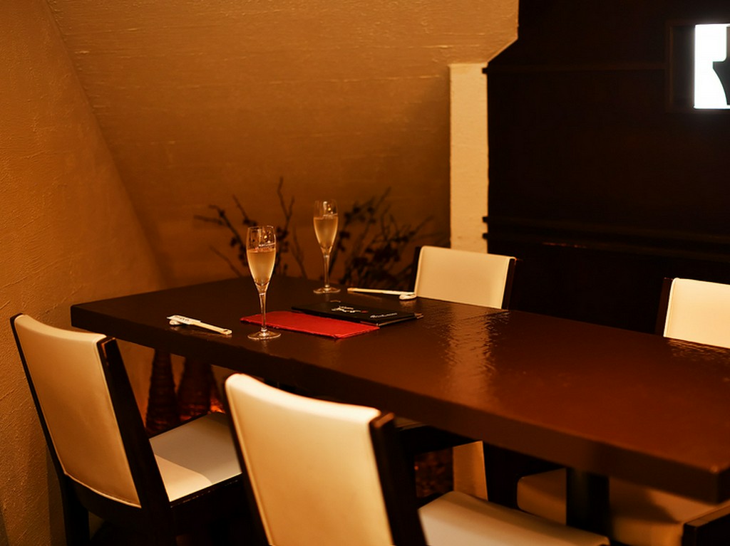 一階。4名様掛けのテーブル席