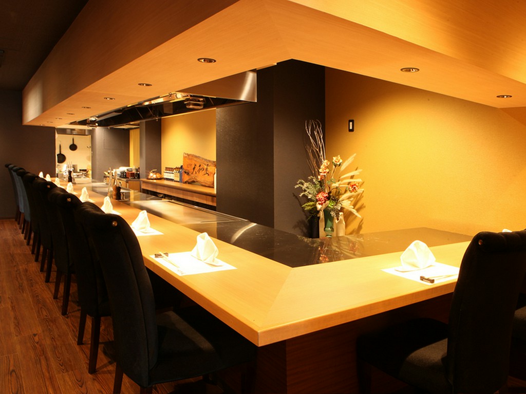 料理人と触れ合えるカウンター席