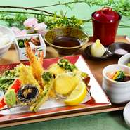 ◎本日の天ぷら盛合せ10品（一例／・海老×2・本日の鮮魚×2・筍、山菜×3・その他）
◎小鉢
◎茶碗蒸し
◎ご飯、香の物、赤だし