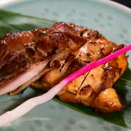 但馬鶏を炭火でじっくりと焼き上げる！鶏のジューシーさと炭火の香ばしい香りでおいしさＵＰ。
