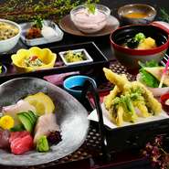 自慢のお造りと穴子天、鯛飯をお楽しみください
［小鉢］旬の物三種
［造里］本日入荷の鮮魚四種盛
［揚物］穴子と野菜の天ぷら
［焼物］穴子の白焼き
［飯物］鯛めし、にゅう麺、香の物
［デザート］季節のデザート