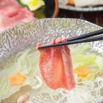 しゃぶしゃぶのつけダレは、かつお出汁をベースにした特製出汁ダレ。
牛たんやイベリコ豚の甘みある脂との相性も抜群です。