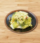 白菜の浅漬けに山わさびをトッピングした北海道流の食べ方です。