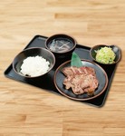 《おすすめ》
厚切りと薄切り、2種類の食感が楽しめる盛り合わせ