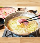 《おすすめ》
上質なお肉を丁寧にしゃぶしゃぶすることで、柔らかく旨みが引き立ちます。豊富な追加メニューやトッピングメニューもご用意。