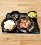 《おすすめ》
肉の旨味を存分に味わえる、当店自慢の厚切り牛たんです。
