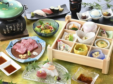 和の空間と自然の癒しが魅力的な店内