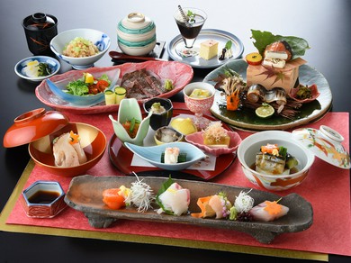 洗練された空間で、食事や会話を心ゆくまで堪能