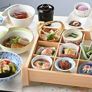 季節を感じられる旬の食材を盛り込んだランチ。メイン料理の山形産豚ロース味噌焼は+1000円で黒毛和牛陶板焼にグレードアップ出来ます（要予約）
個室のご利用はサービス料10％頂戴致します。ご了承くださいませ。