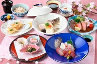 旬の食材を気軽にお楽しみいただけるミニ会席をご用意致しました。
前日までにご予約・お問い合わせくださいませ。
平日は個室のご用意も可能です（別途サービス料10％）土日祝日は大広間でのご利用となります。