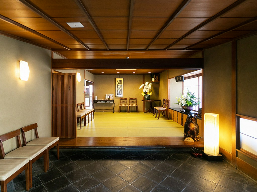 木々の癒しと趣きで満たされる店内