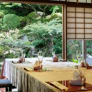 すべての部屋で日本庭園を眺めることができる