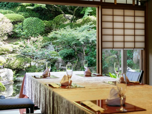 すべての部屋で日本庭園を眺めることができる