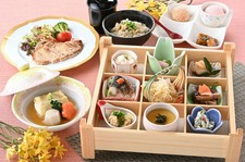 こちらのコースは個室に案内します。お顔合わせや七五三・長寿のお祝いなどお集りのご趣旨をお伝えください