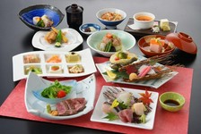 こちらのコースは個室に案内します。お顔合わせや七五三・長寿のお祝いなどお集りのご趣旨をお伝えください