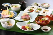 春の訪れを祝う桃の節句会席をご用意いたしました。前菜6種盛りから始まり、ひと皿ごとに春の彩り