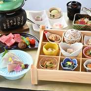 選べるメイン料理。
写真はグレードアップメニューのA4黒毛和牛陶板焼き。（∔1000円）
※空き状況により、平日は個室でのご用意も可能（別途サービス料10％）です。
