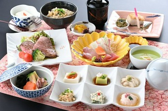 旬の蛤、旨みあふれる黒毛和牛、鯛を贅沢に味わう宴会コースです。嬉しい2時間飲み放題付。