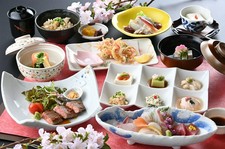 平日・数量限定＜旬菜箱膳ランチ＞です。人気の「彩り9種盛り合せ」から季節の味わいを楽しむ献立。