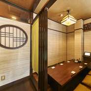 大人数でも十分な距離が保てる広々とした店内は、様々なシーンでお使いいただけます。ゆったりとしたひと時をお過ごしください。